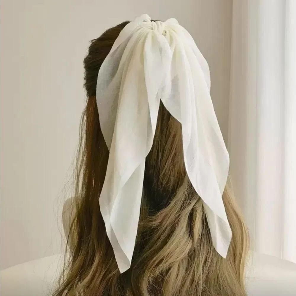 Cream scrunchie K56